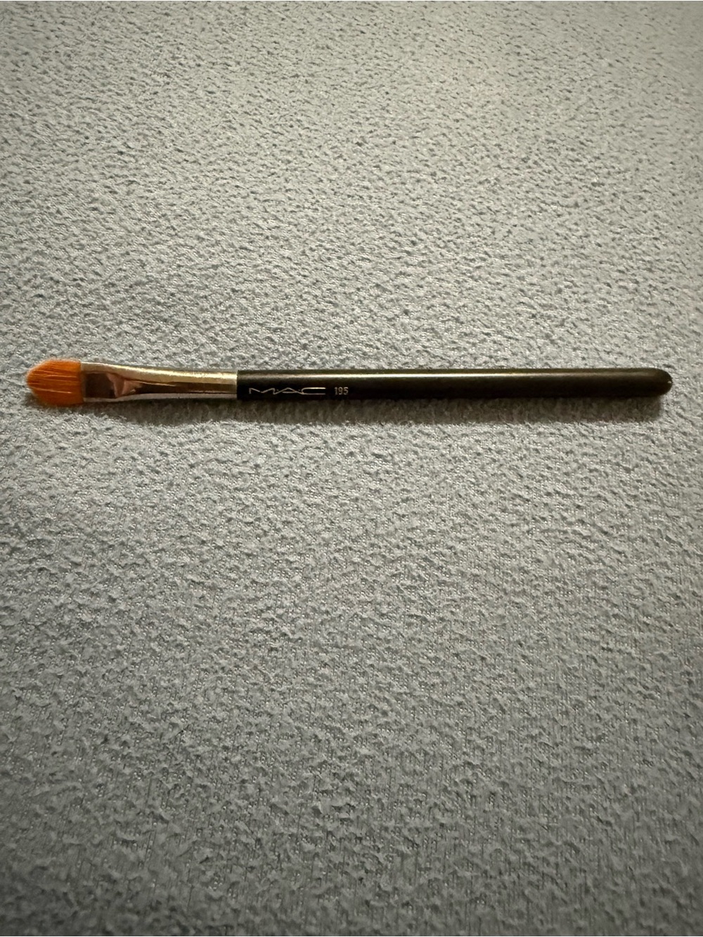 MAC Cosmetics 195 Flat Eye Shader Brush - Black Handle with Orange Bristles